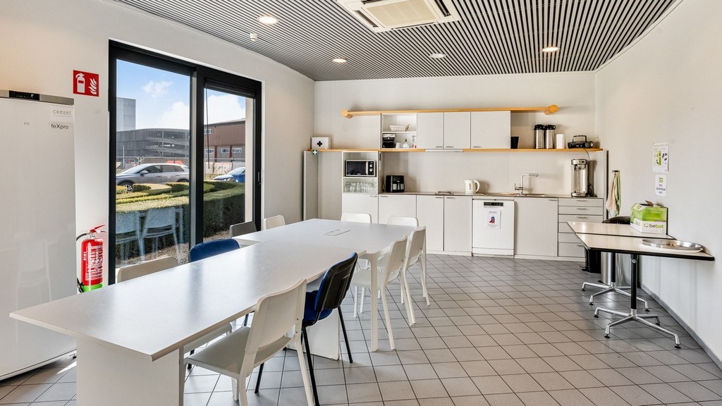 Standalone kantoorgebouw te koop in het industriepark Zwijnaarde