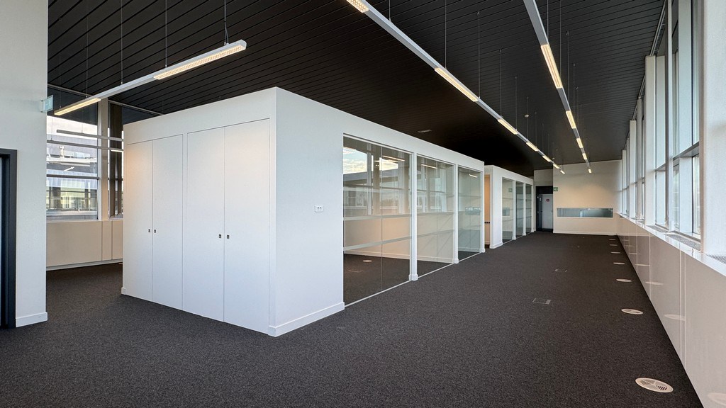 Kantoorgebouw te koop op zichtlocatie langs R4 in Merelbeke-Melle