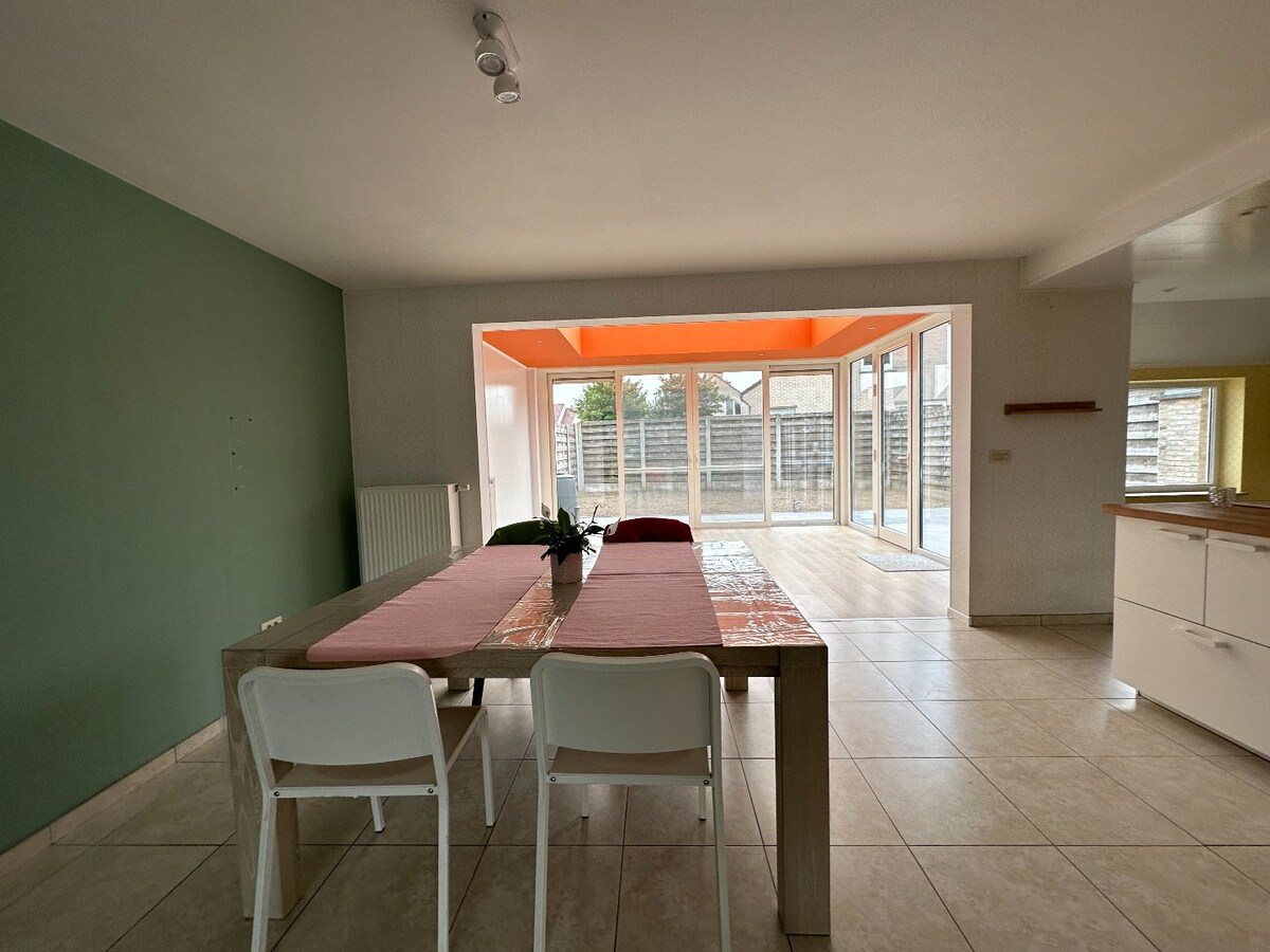 Centraal gelegen, lichtrijke woning met drie slaapkamers en garage 