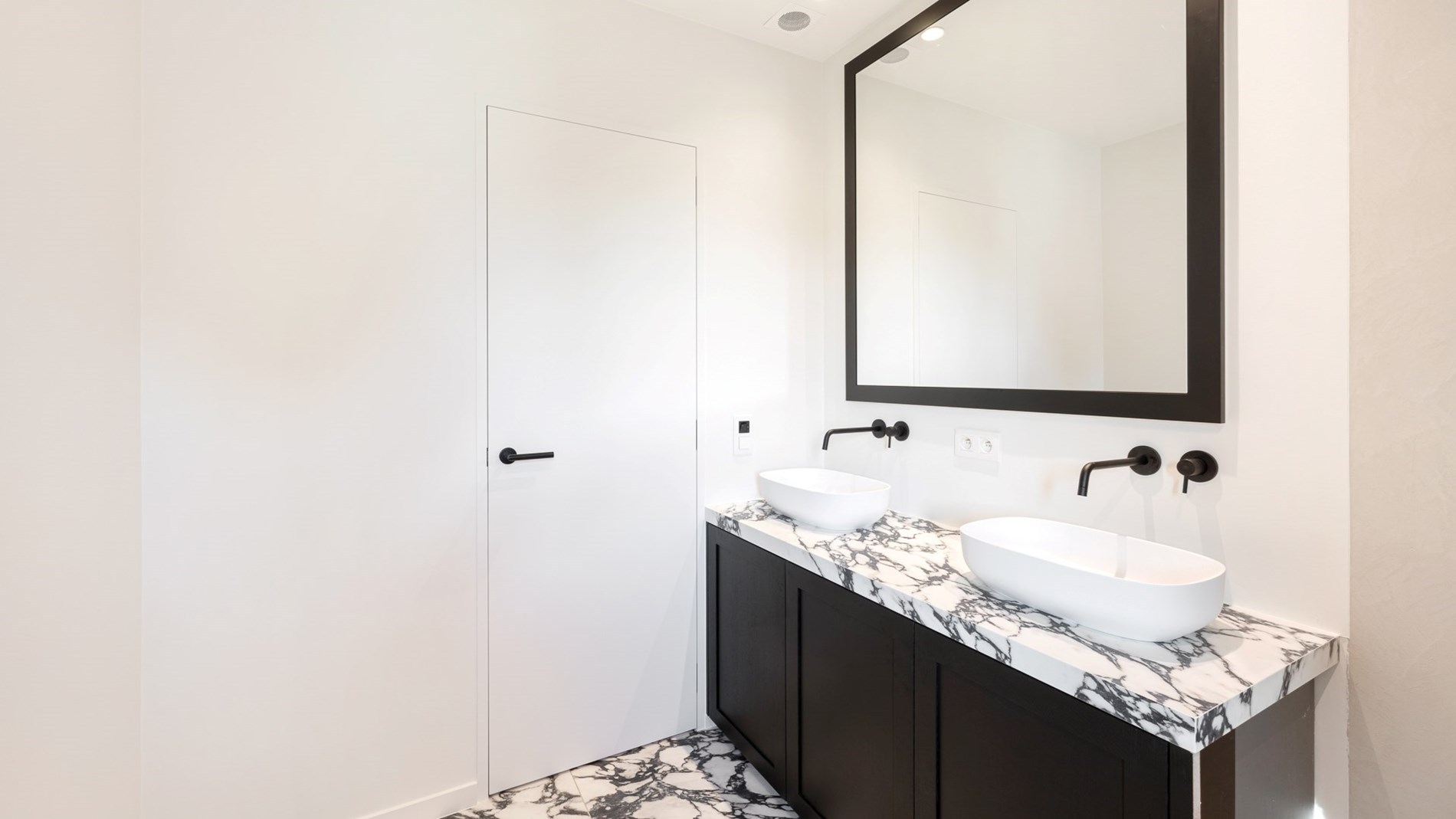 OPENDEURDAG ZATERDAG 04/04 - Madeliefjespad 1 (tussen 14 en 16u ): Indrukwekkende nieuwbouwvilla in hartje Zoute op enkele passen van de golf te Knokke. 