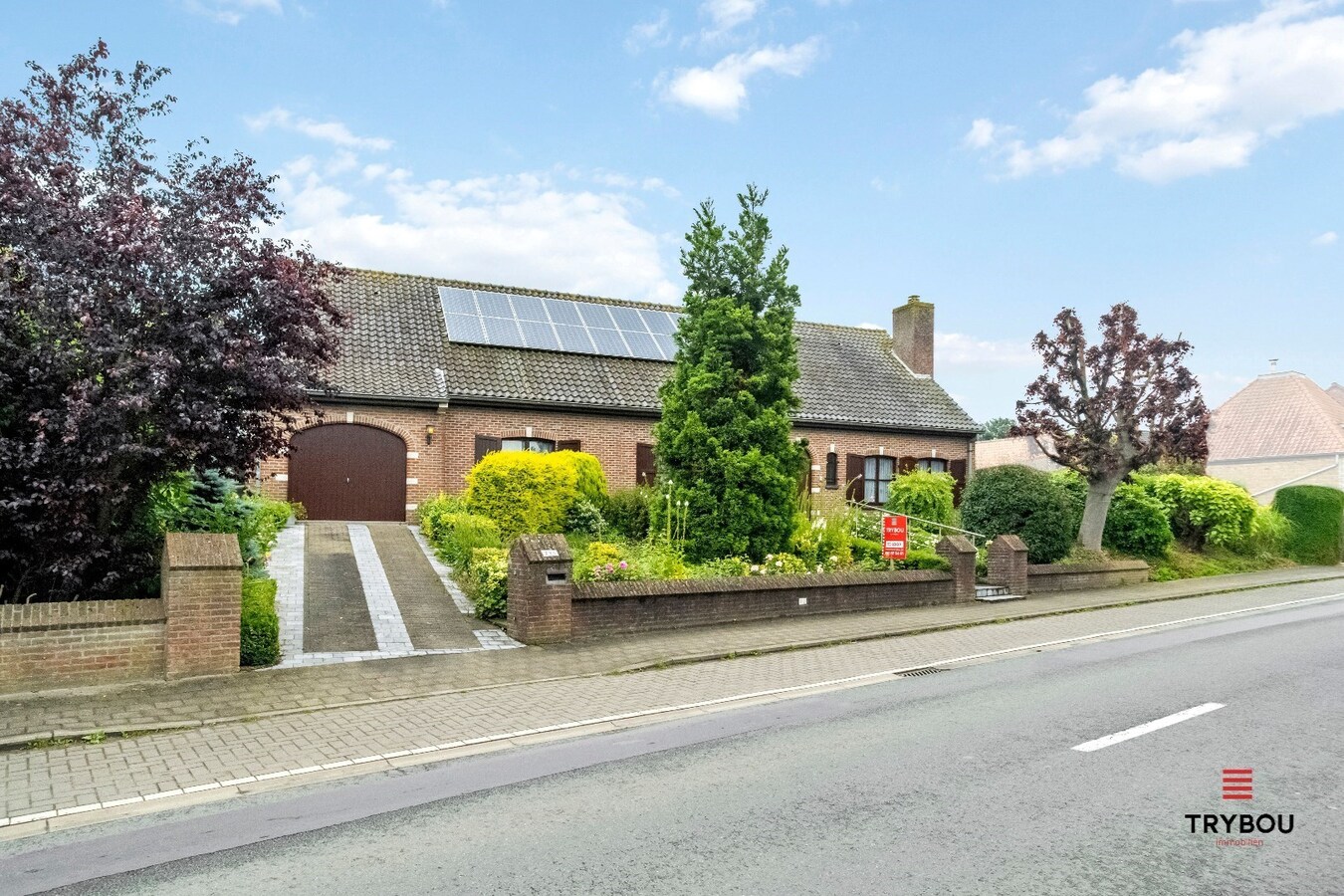 Statige villa, met enorm veel mogelijkheden, te koop in centrum Houthulst. 