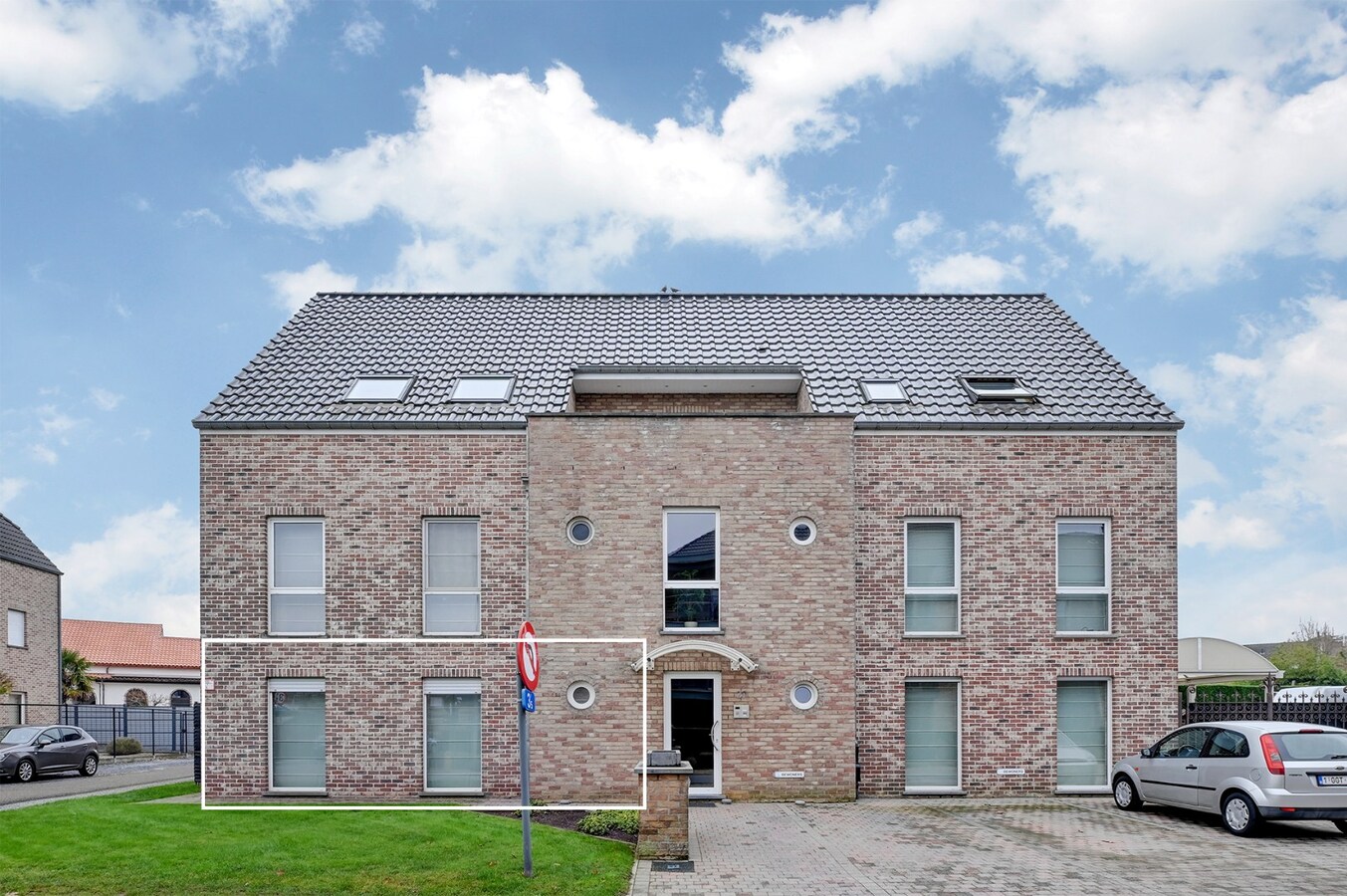 Ruim, centraal gelegen appartement met twee slaapkamers en staanplaats 