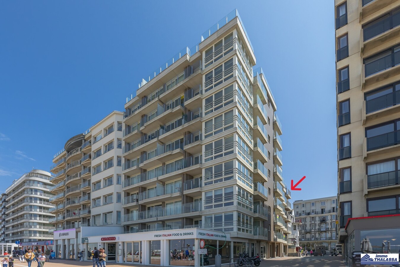 Appartement à la déco moderne situé au 5e étage, rue Ankerweg, à La Panne : un point de départ idéal pour profiter pleinement de la vie au bord de la mer. 