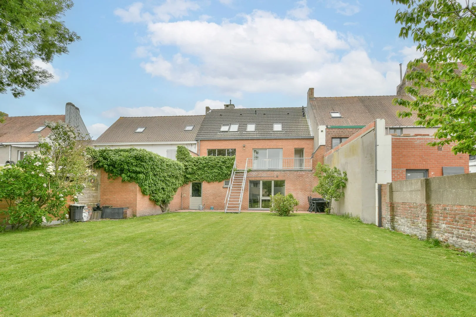 Instapklare woning met polyvalente ruimte, 3 slaapkamers en zonnige tuin in hartje Oudenburg 