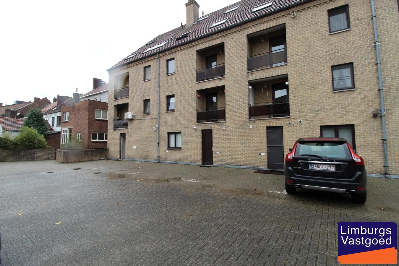 Handels/praktijkruimte, 110m², kelder met drijfkracht, parking 
