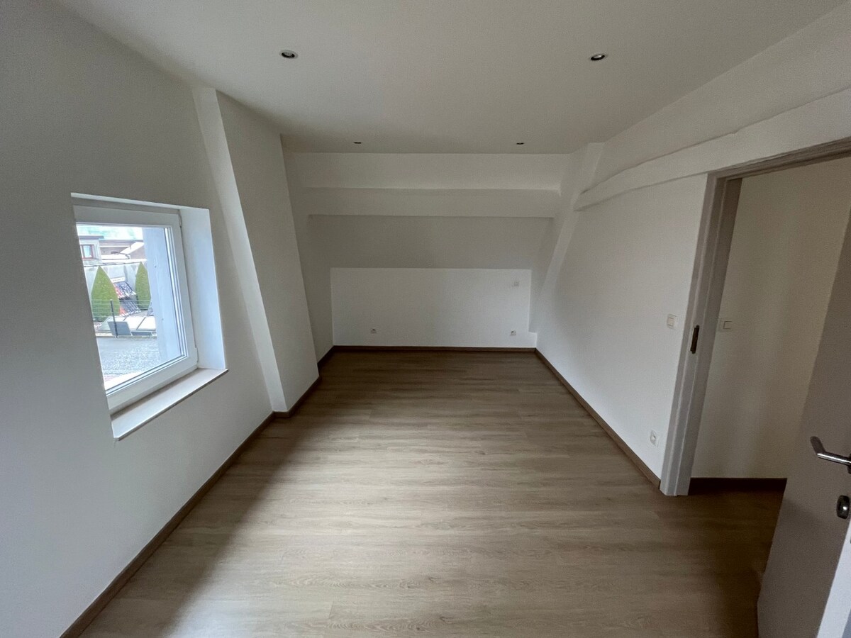 Bijzonder ruime, praktisch ingedeelde gezinswoning 