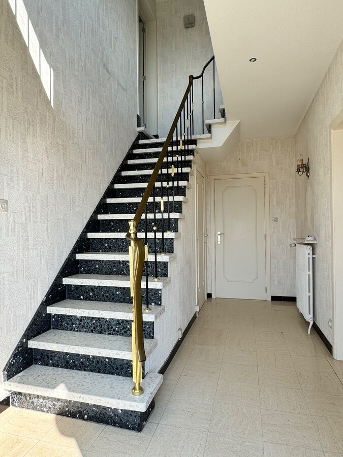 Alleenstaande woning met 4 slaapkamers en garage te Westende 