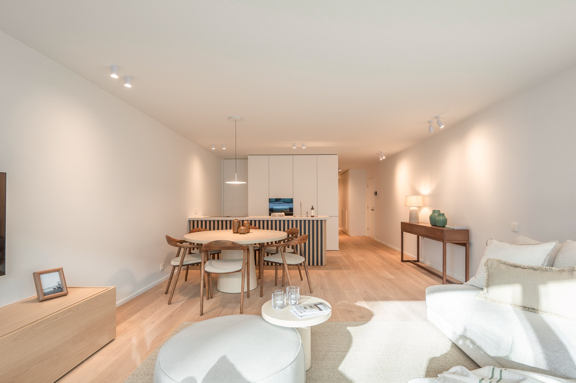 Exclusief gerenoveerd appartement met 3 slaapkamers te koop vlak bij het Albertstrand en het Lichtorenplein. 