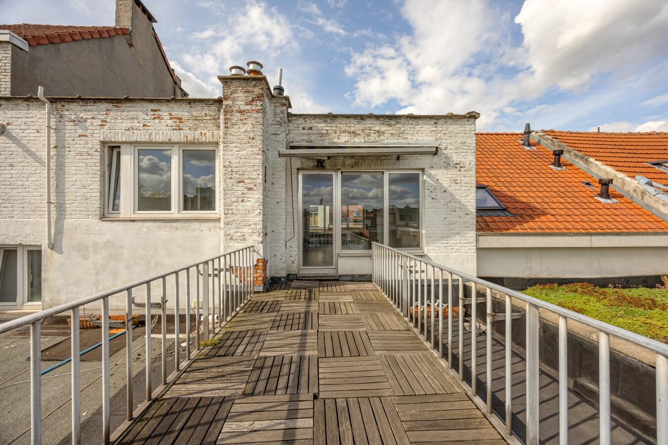 Te renoveren appt. met ruim terras te Antwerpen! 