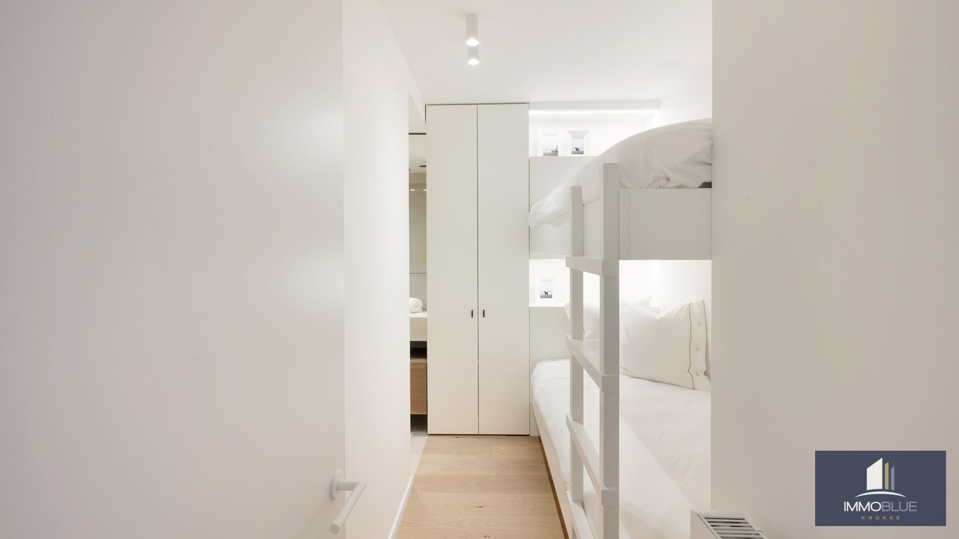 Appartement entièrement rénové avec trois chambres à coucher, situé en plein centre. 