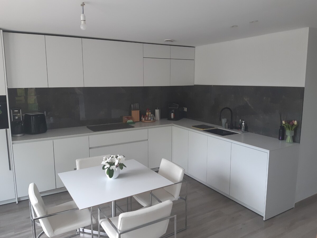 Praktisch 2 slpk-appartement met terras. 
