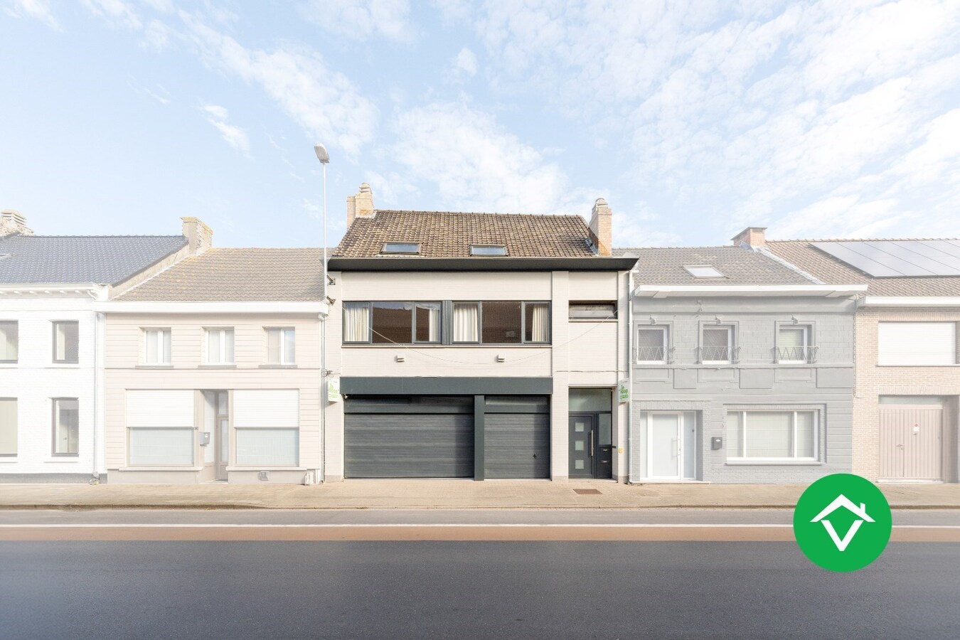 Woning met appartement te koop in het centrum van Eernegem 