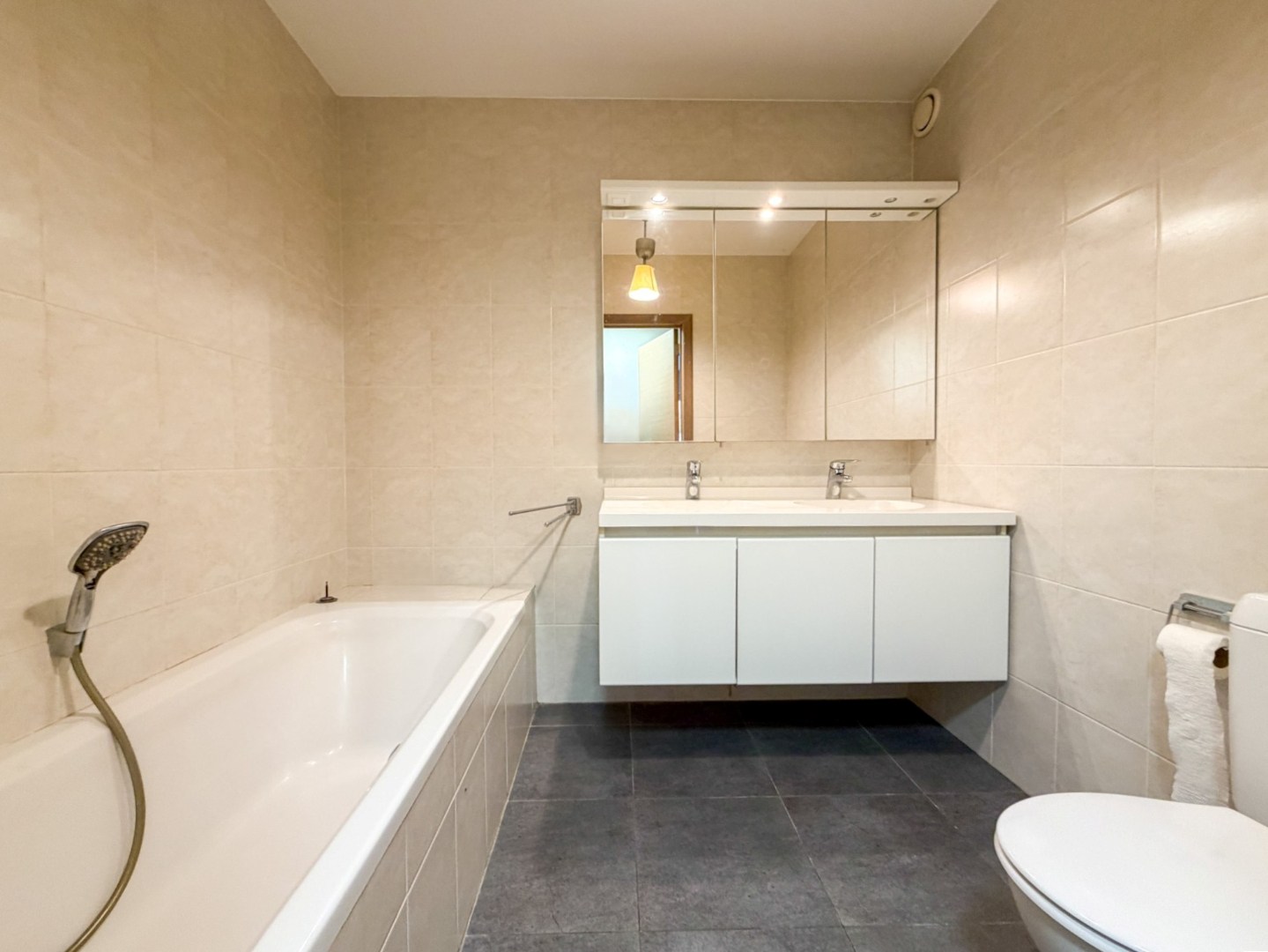 Lichtrijk gelijkvloers appartement met 2 slpk, garage en autostandplaats 