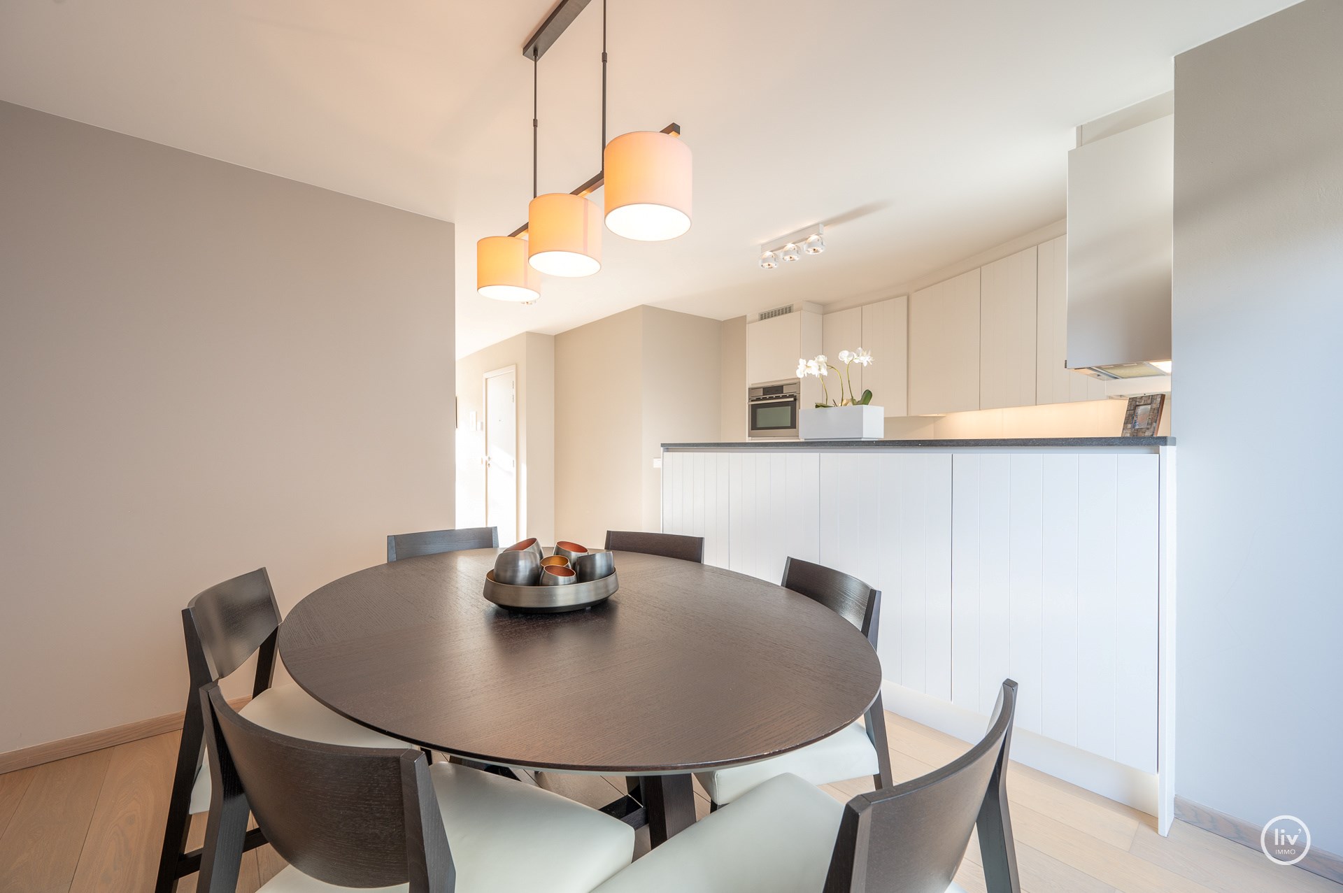 Appartement en duplex ensoleillé et spacieux avec terrasse orientée plein sud situé dans la Zoutelaan à Knokke. 