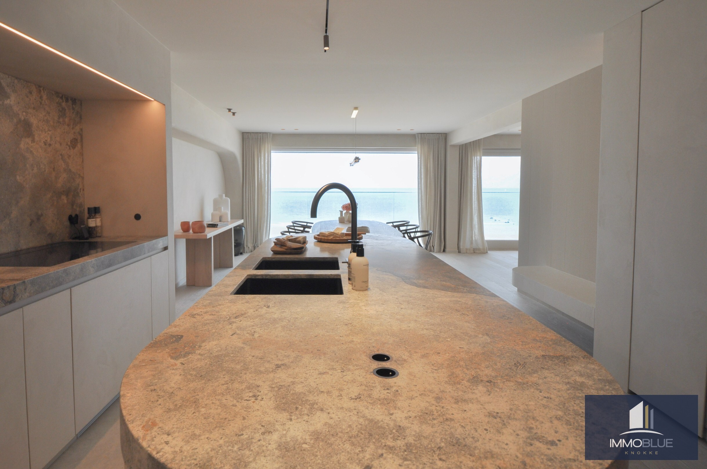 Appartement exceptionnel avec vue frontale sur la mer et une façade d’environ 11,5 mètres, situé au Zoute. 