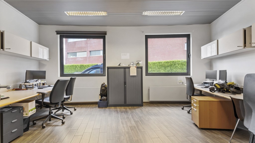 Standalone kantoorgebouw te koop in het industriepark Zwijnaarde