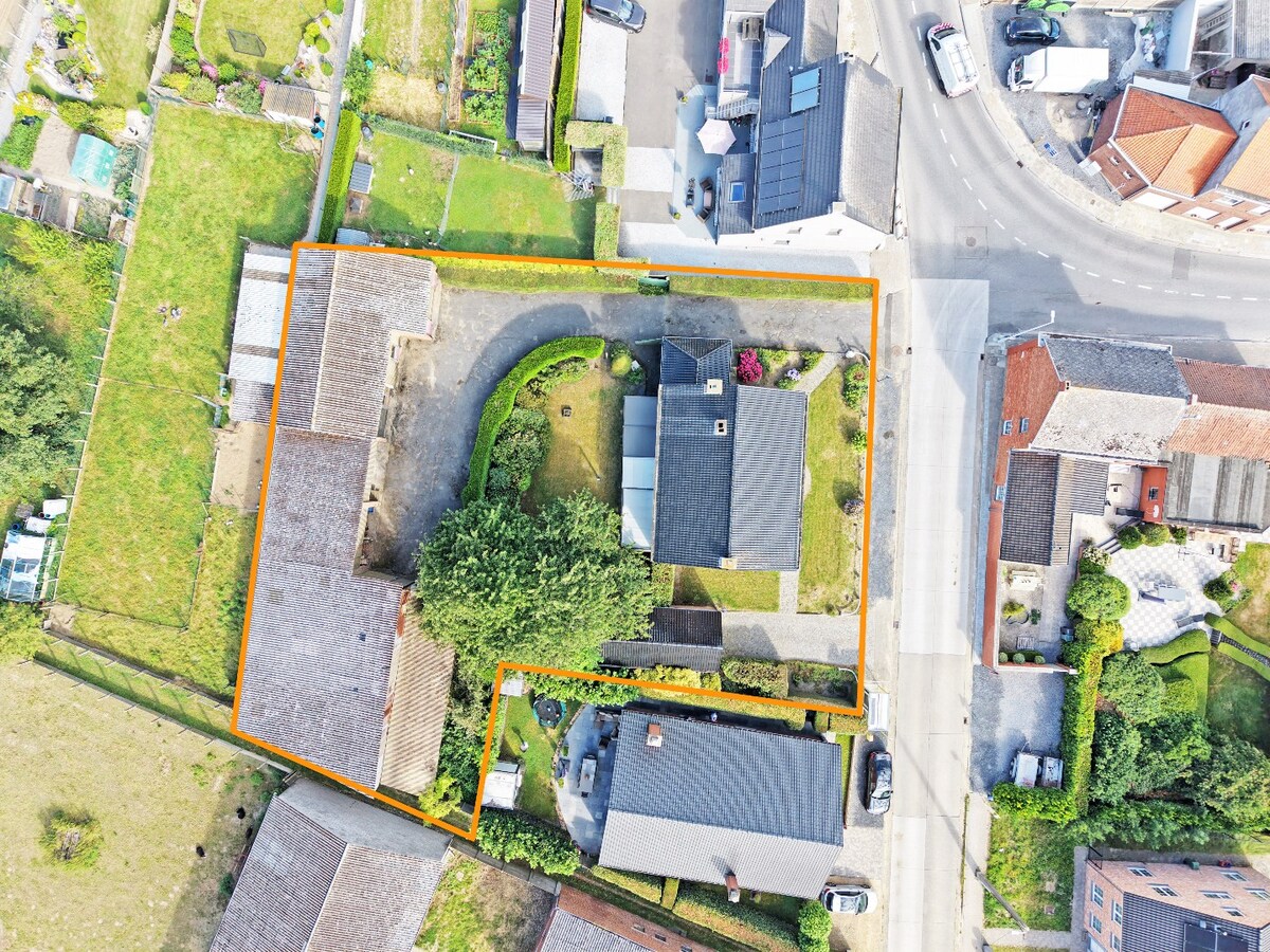 Ruime sixties villa met vergunde loodsen (350m²) te Vlierzele 