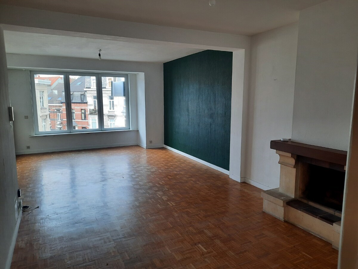 Ruim appartement (4°V) nabij St-Pieters-station 