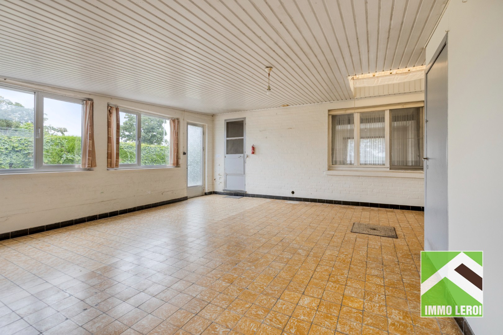 Veranda met doorgang naar inrit