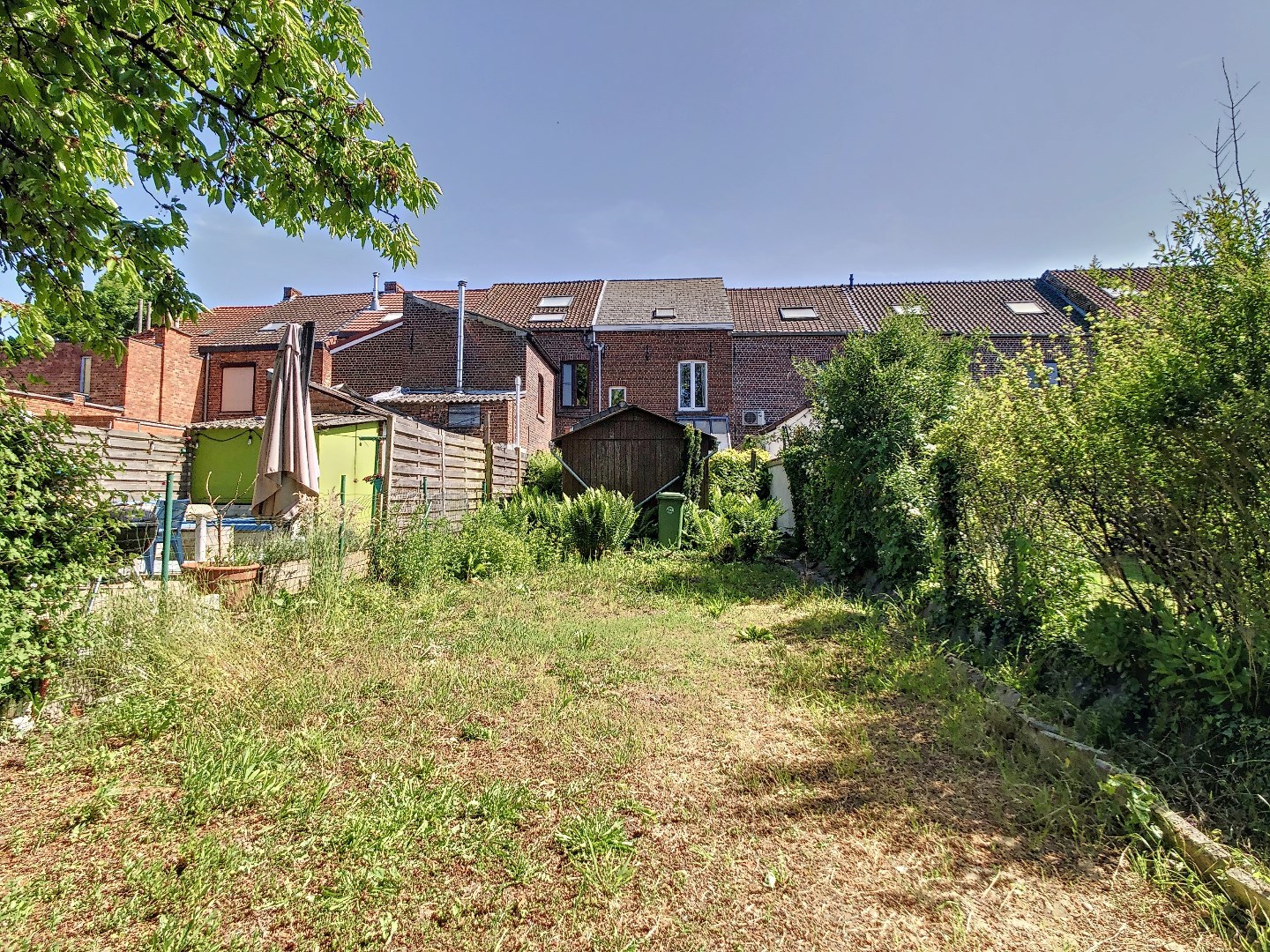 Centraal gelegen woning met twee ruime slaapkamers, zonnige tuin en droge kelder - EPC 252 kWh/m² - bewoonbare oppervlakte van 143 m² 