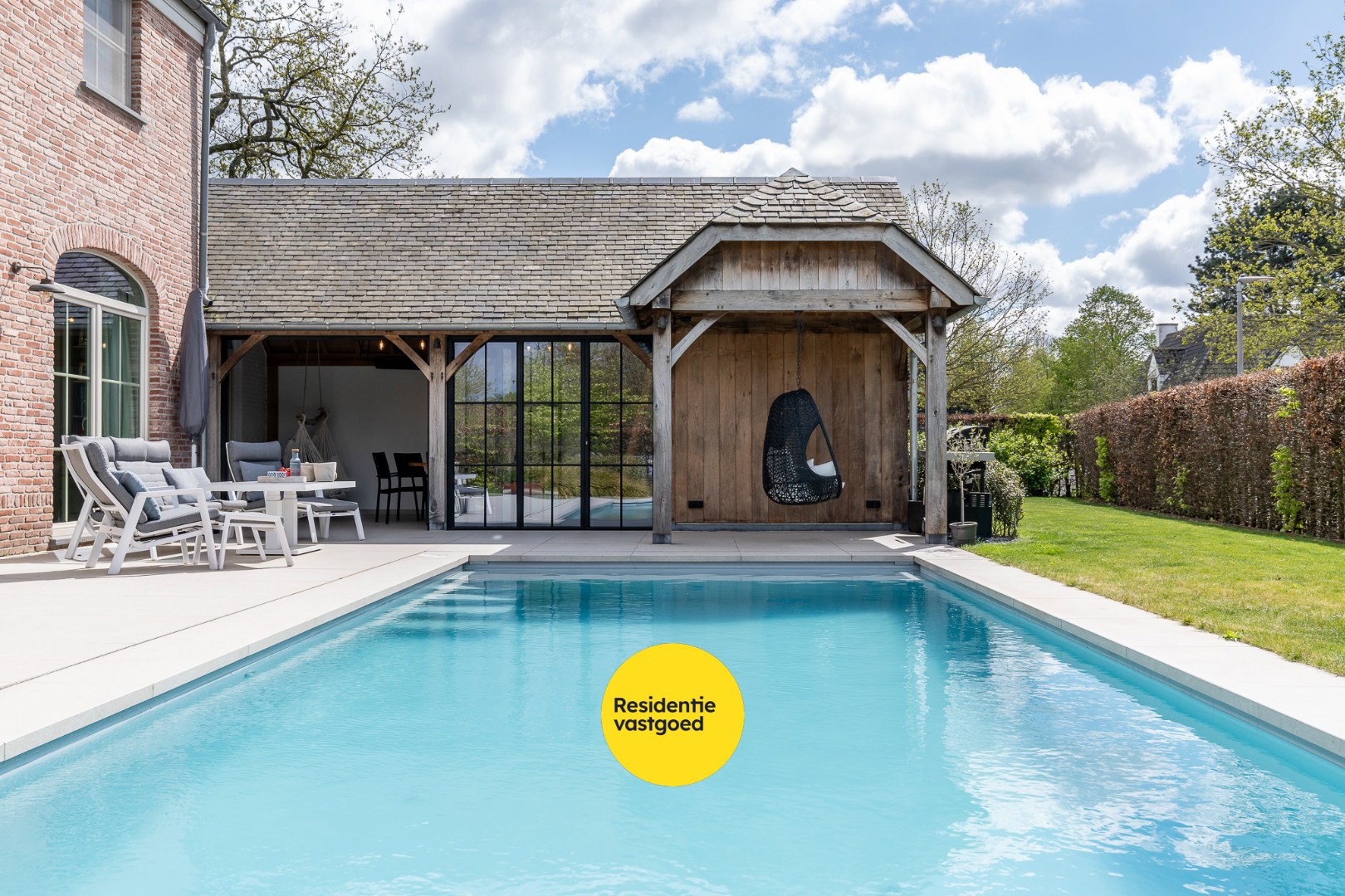 Exclusieve villa met zwembad en poolhouse in de nieuwe St-Annawijk te Sint-Andries 