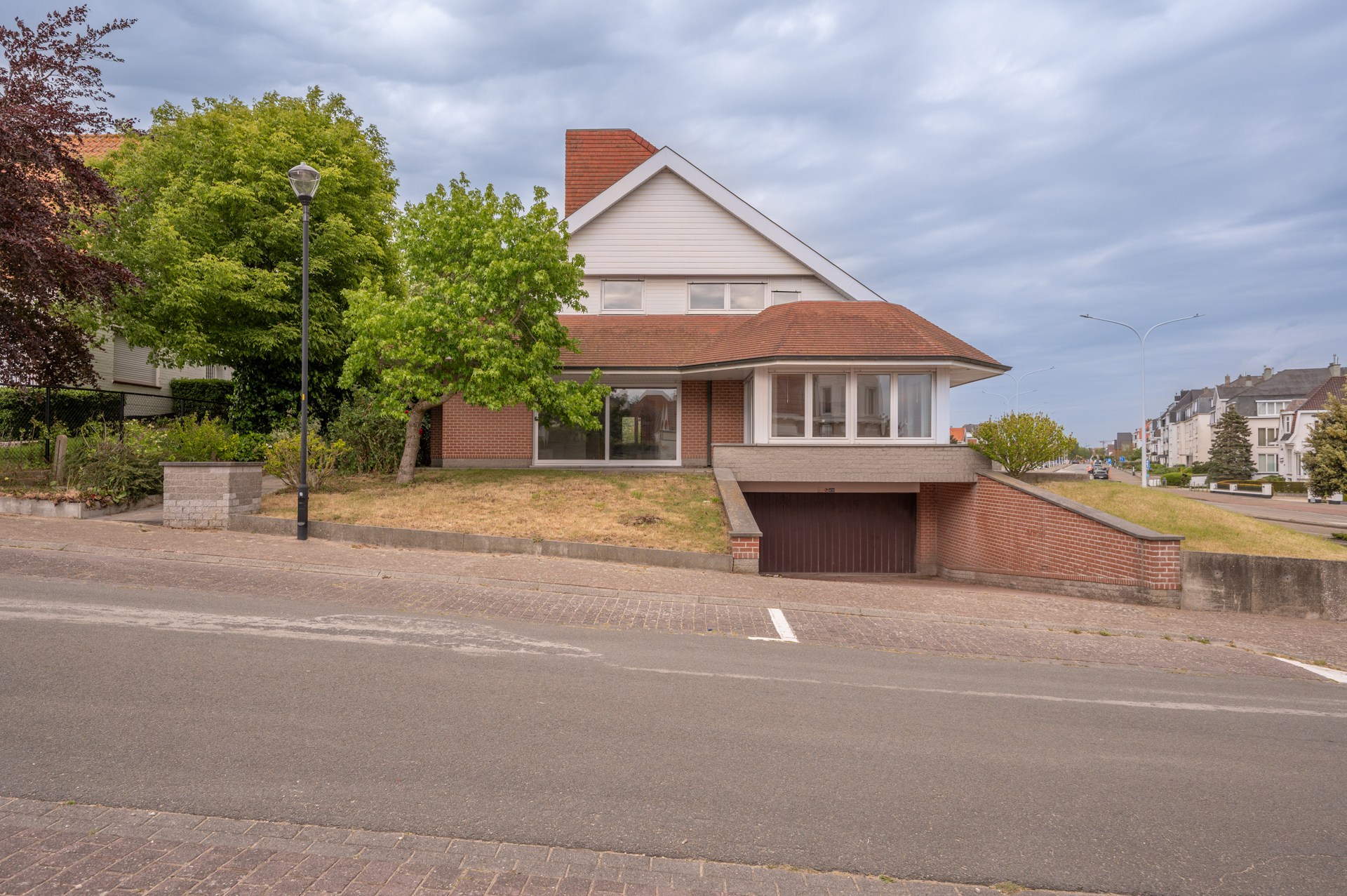 Ontdek deze karaktervolle villa, rustig gelegen in het gegeerde Duinbergen, op wandelafstand van het strand (incl. zeer ruime dubbele inpandige garage) 