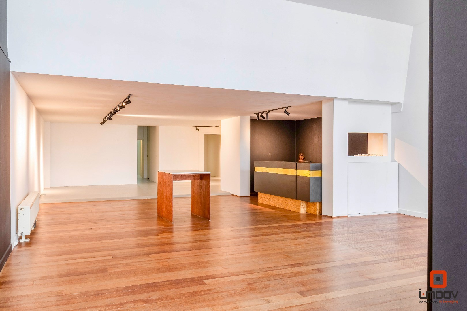 Uitzonderlijk ruim en lichtrijk handelspand met showroom op toplocatie in Gent 