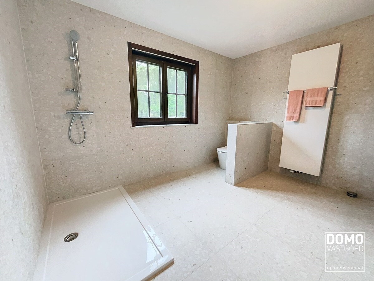 RUIME GEZINSWONING MET 4 SLAAPKAMERS, TUIN EN INPANDIGE GARAGE TE HERK-DE-STAD 