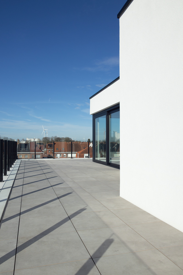 Penthouse (98 m2) te koop in Emelgem met een leefterras van 113 m2. 
