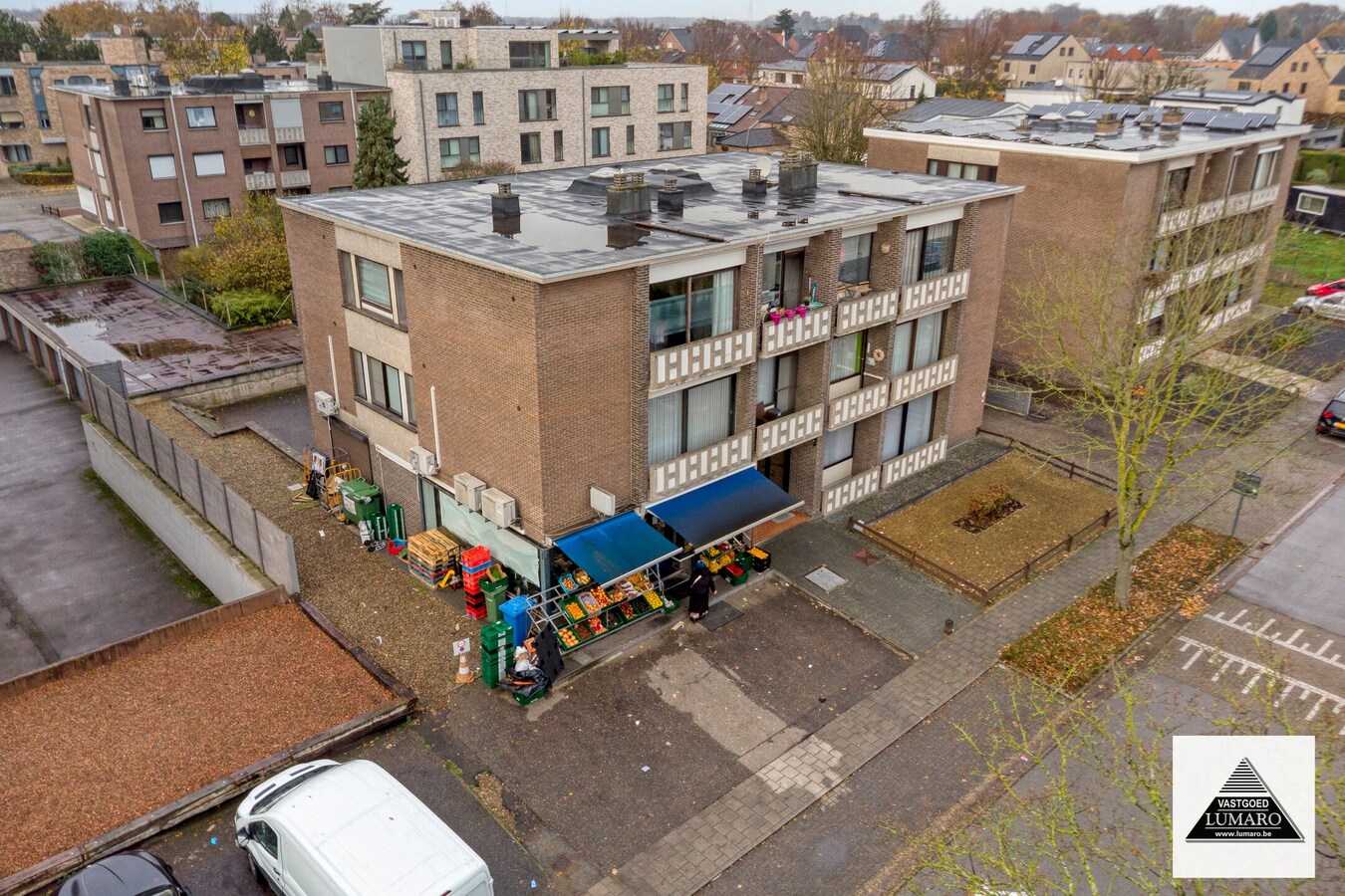 Handelsruimte 87 m² met opslag 64 m² en inpandige garage. 