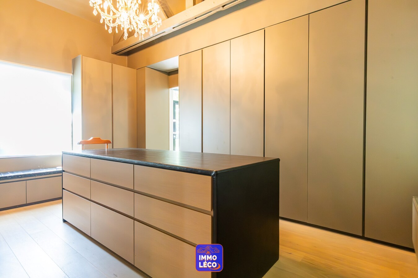 Villa semi Plain-Pied érigée sur 4592m², piscine, 4 garages, parking 10 voitures, ... COUP DE COEUR assuré ! 