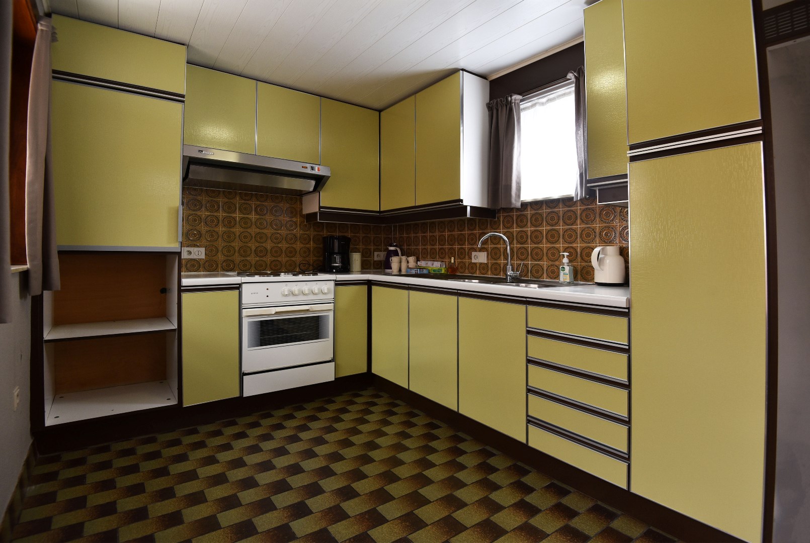 Op te frissen woning met 3 slpks, garage en tuin, rustig gelegen te Adegem 