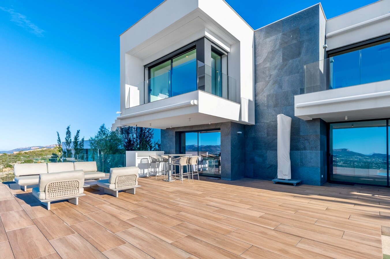 Een uitzonderlijke villa waar luxe, licht en panoramische waterzichten samenkomen. 