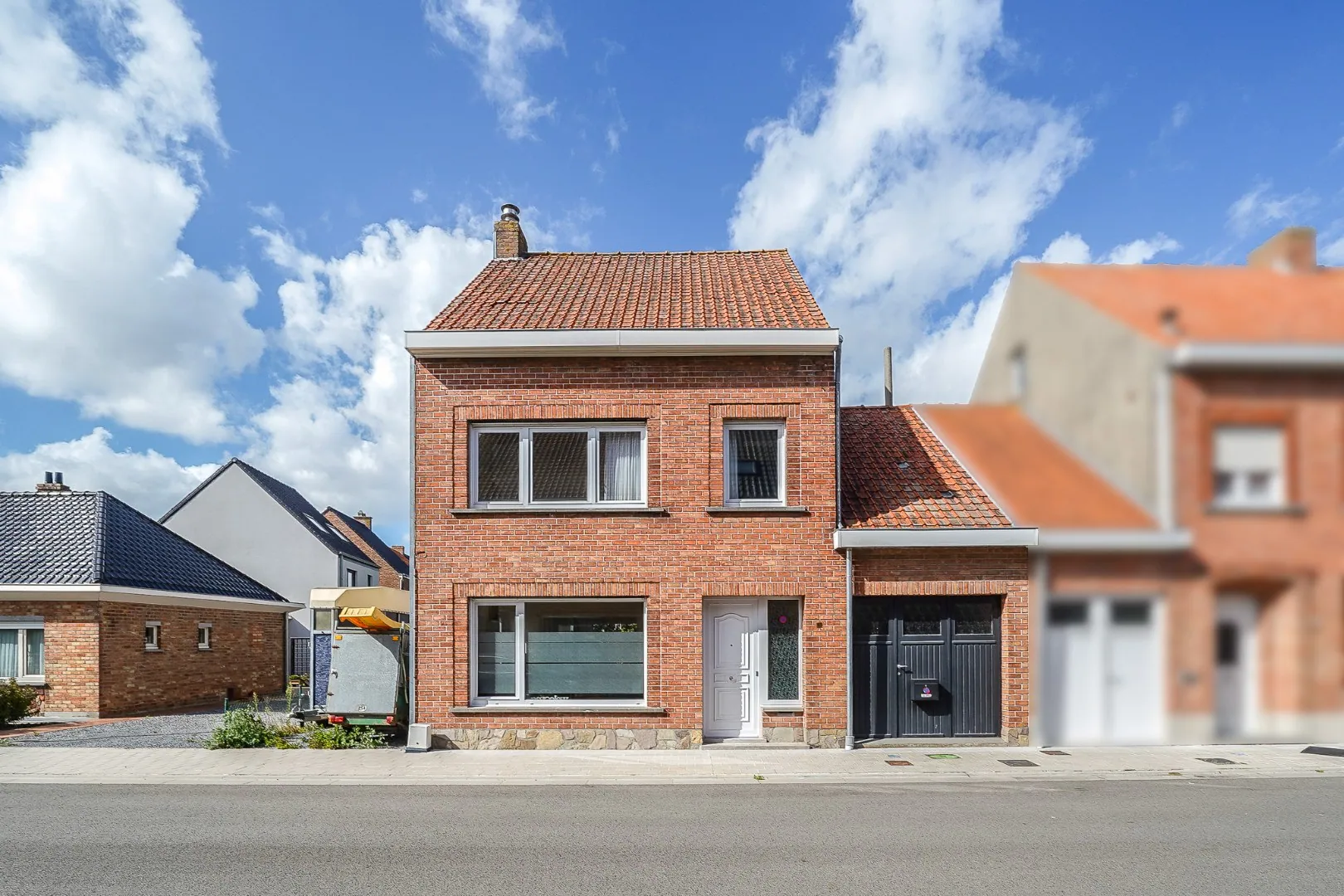 Ruime eengezinswoning met 3 slaapkamers en 2 garages in centrum Oudenburg