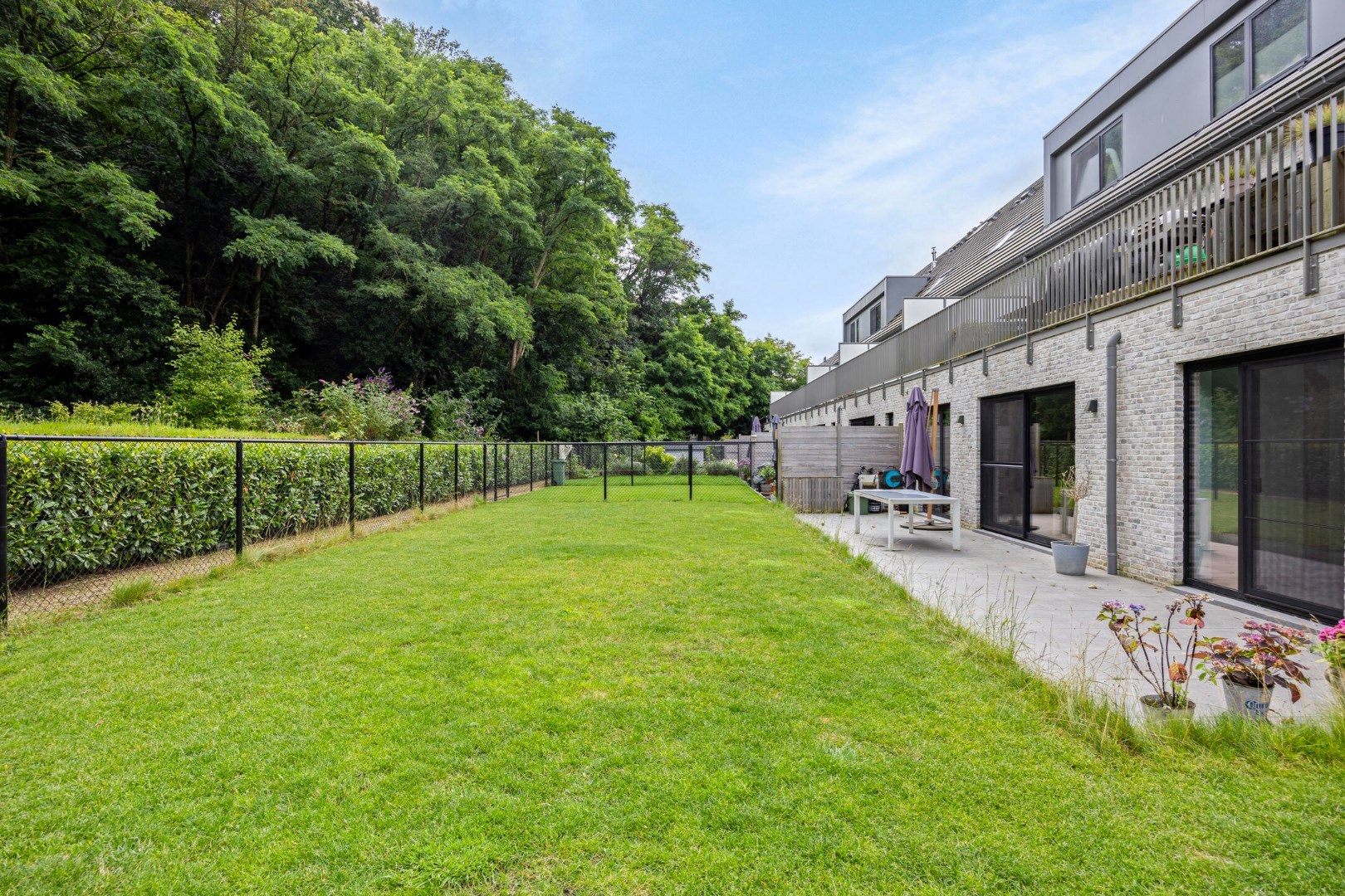 Ruim appartement met 2 slaapkamers en tuin + autostaanplaats vlakbij autostrade - EPC 68 kWh/m² 