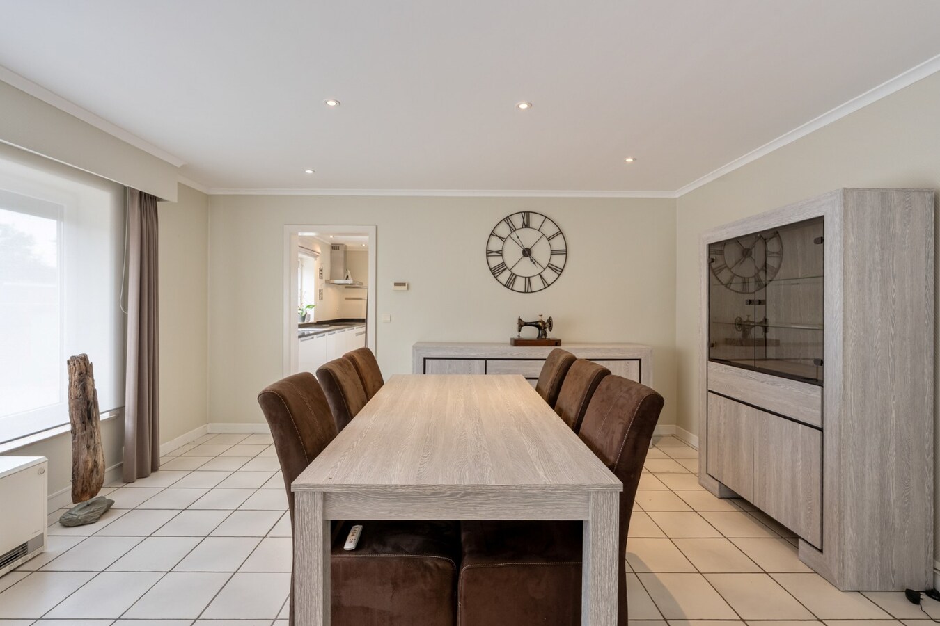 Gelijkvloers, degelijk appartement met 2 slaapkamers, ruim terras, carport en garage. 