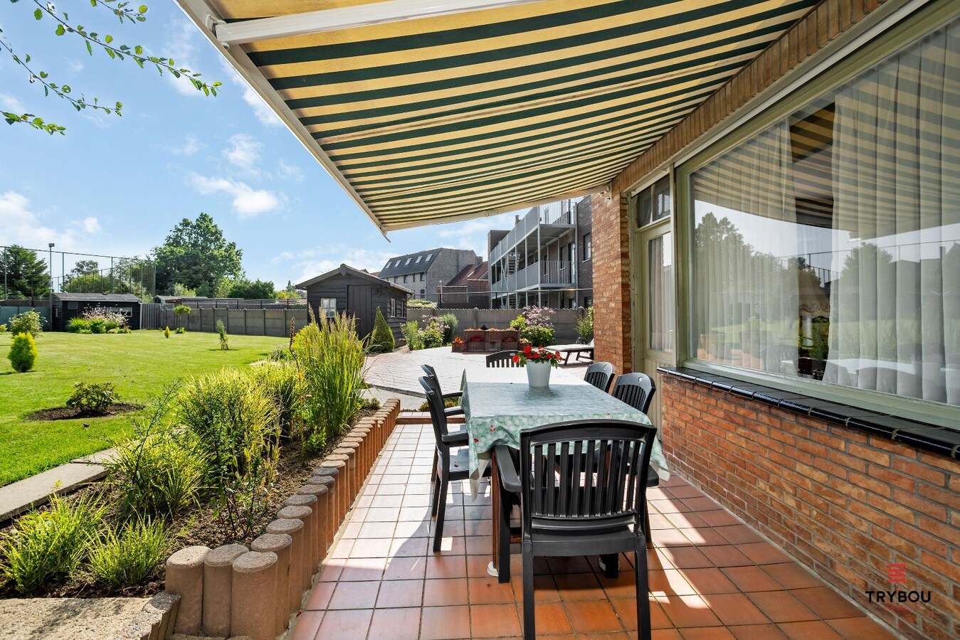 Centraal gelegen, halfopen woning met grote goed onderhouden tuin 