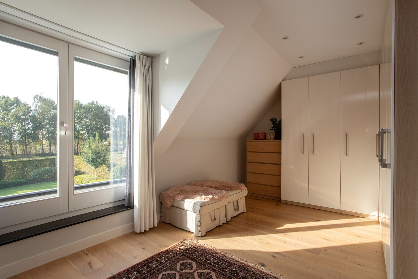 Unieke, onder architectuur gebouwde villawoning met luxe afwerking en prachtig uitzicht op het buitengebied. 