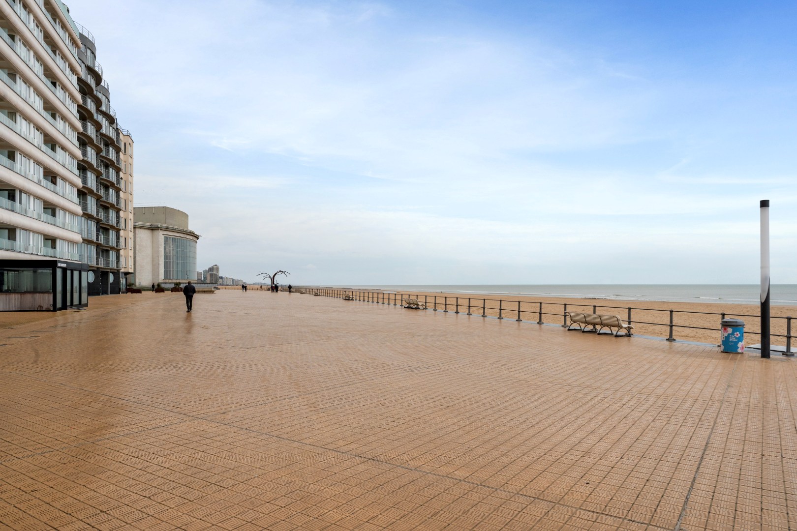 STUDIO MET ZIJDELINGS ZEEZICHT EN TERRASJE OP TOPLIGGING 