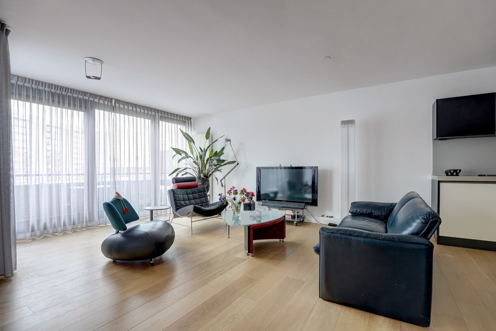 Luxe uitgevoerde 2- (voorheen 3) kamer appartement op de 3e etage met fraaie keuken, badkamer, balkon met uitzicht en gelegen op eigen grond. 