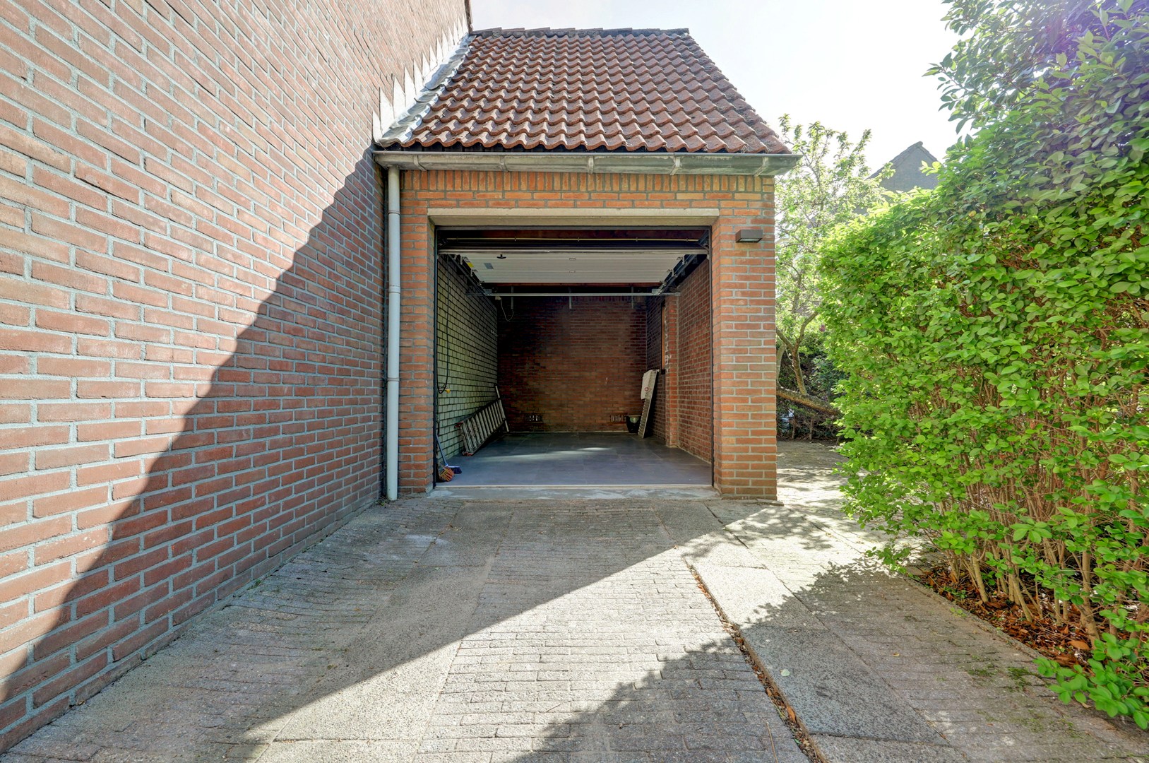 Ruime 5-kamer hoekwoning met aangebouwde garage op een kavel van maar liefst 297 m2 eigen grond! 