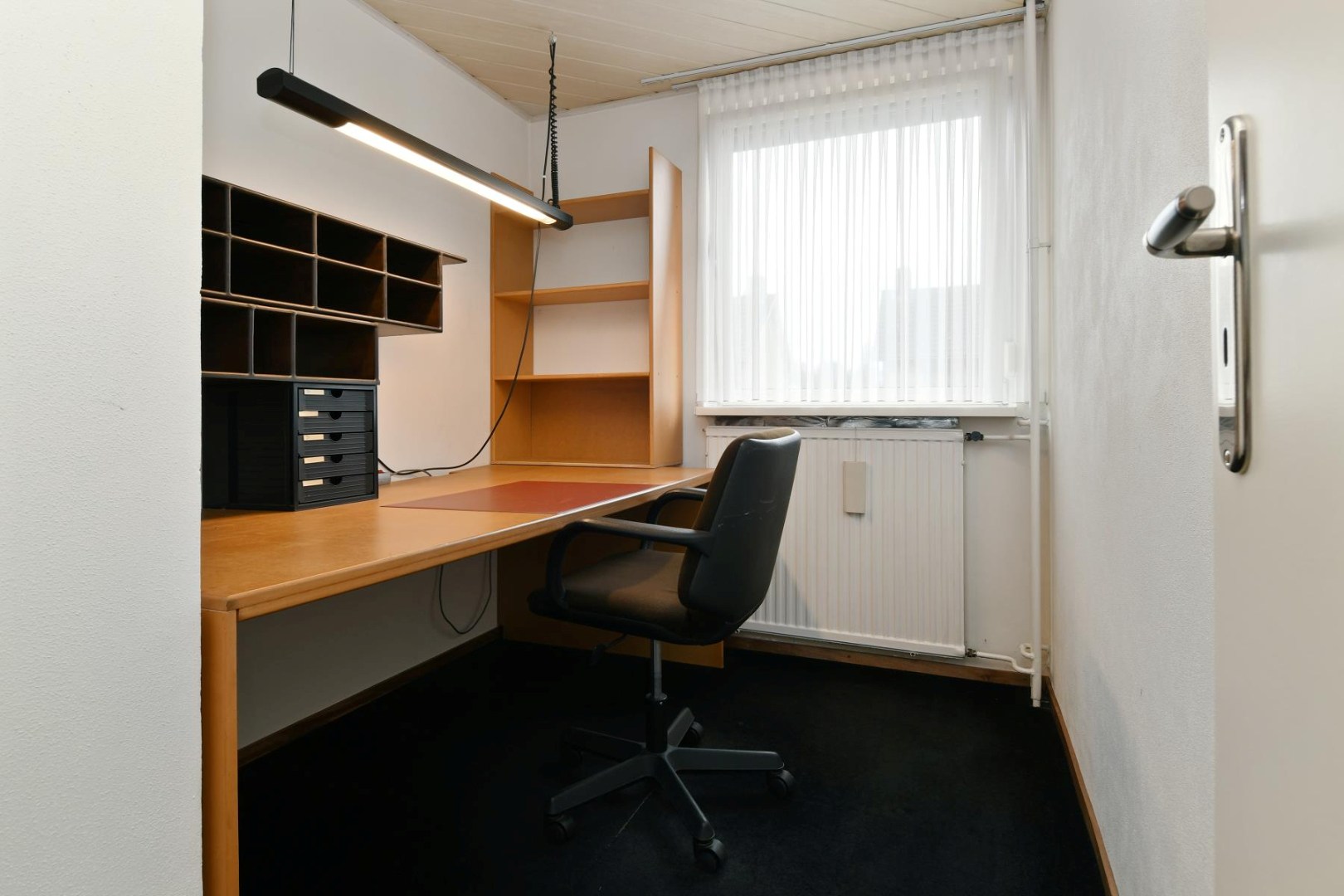 Geschakelde 2-onder-1-kap woning met serre, vier slaapkamers en inpandige garage gelegen nabij het centrum van Panningen 