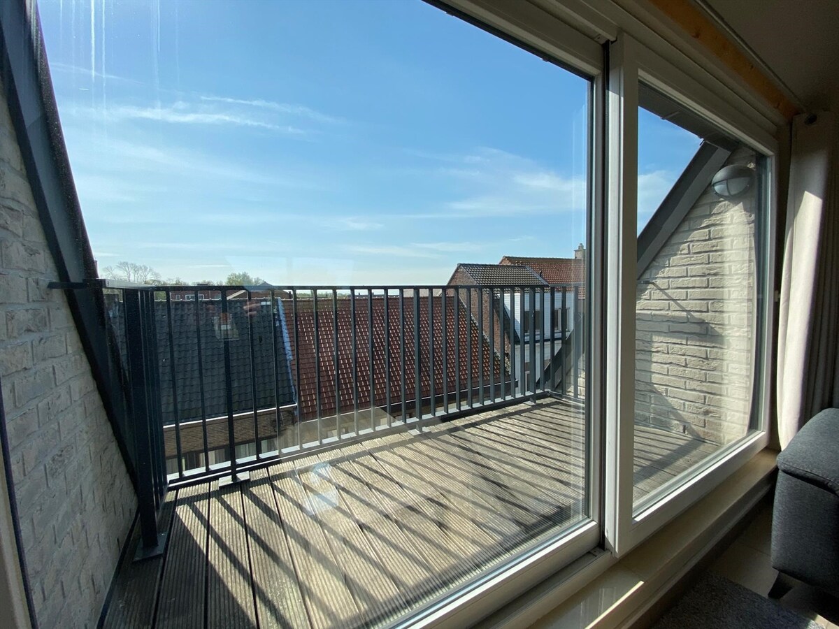 In het centrum gelegen dakappartement met 2 zonneterrassen te Koekelare 