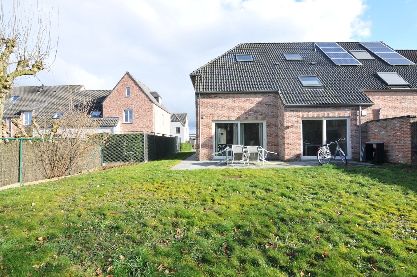 Halfopen bebouwing in rustige bouwverkaveling 