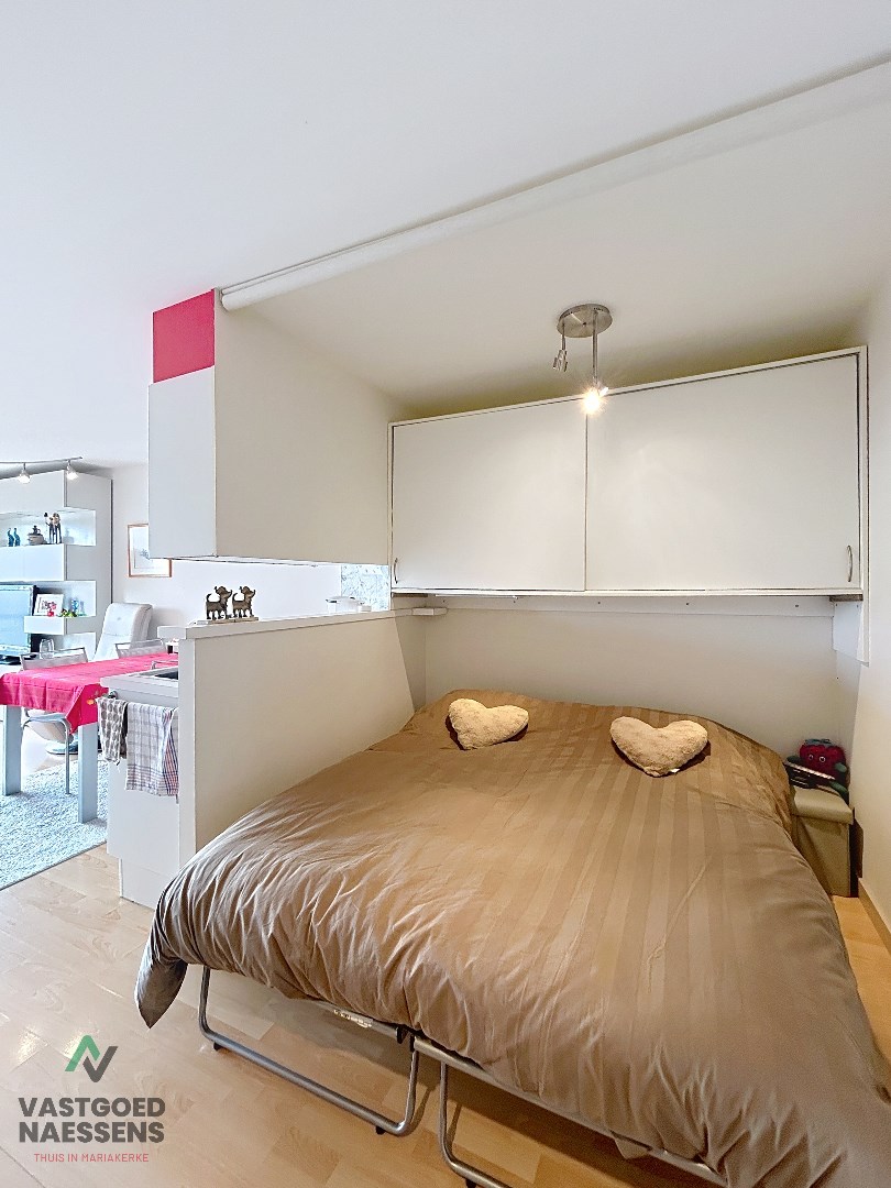 Studio prêt à emménager avec beaucoup de lumière naturelle et vue sur la mer. 