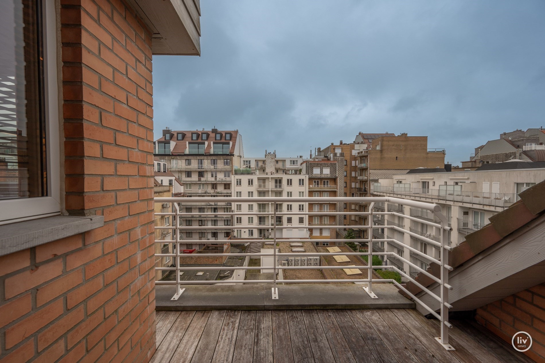 Uniek afgewerkt duplex dakappartement met mooie terrassen gelegen aan de zuidkant van de Kustlaan, vlakbij het Driehoeksplein. 