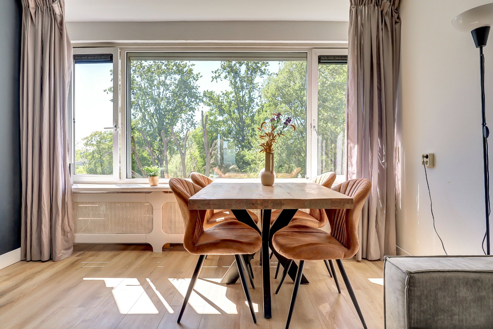 Goed onderhouden en instapklaar 4-kamer hoek-appartement op de 4e verdieping met moderne keuken en badkamer, 3 balkons en gelegen op eigen grond. 