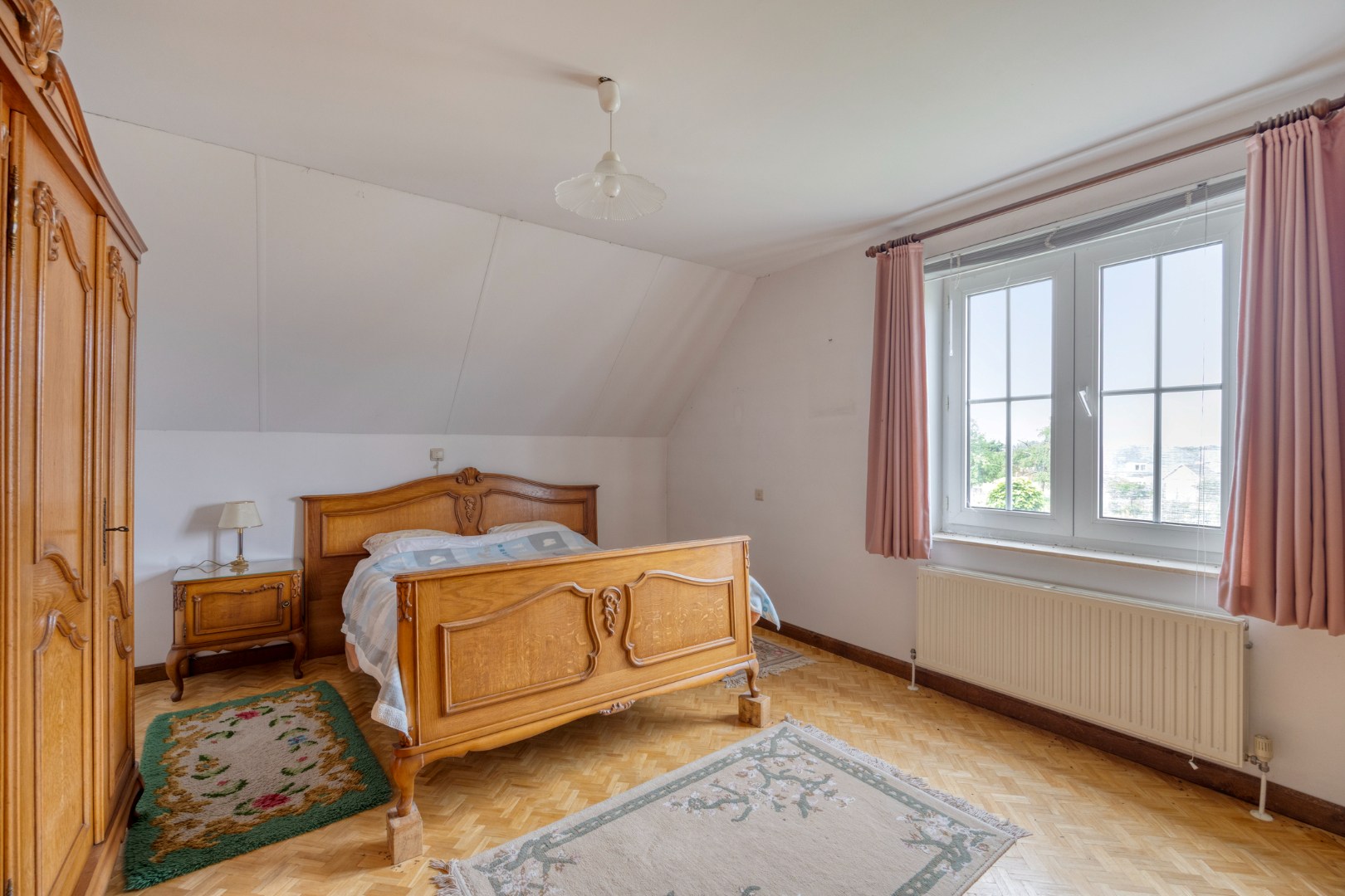 Ruime slaapkamer 1