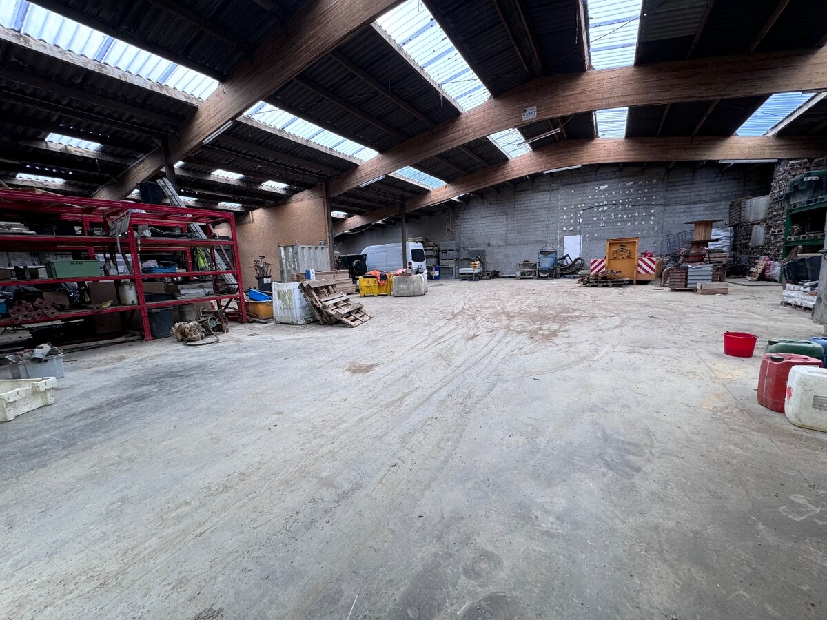 Ruime loods in de dorpskern van Oostkerke (Diksmuide) 