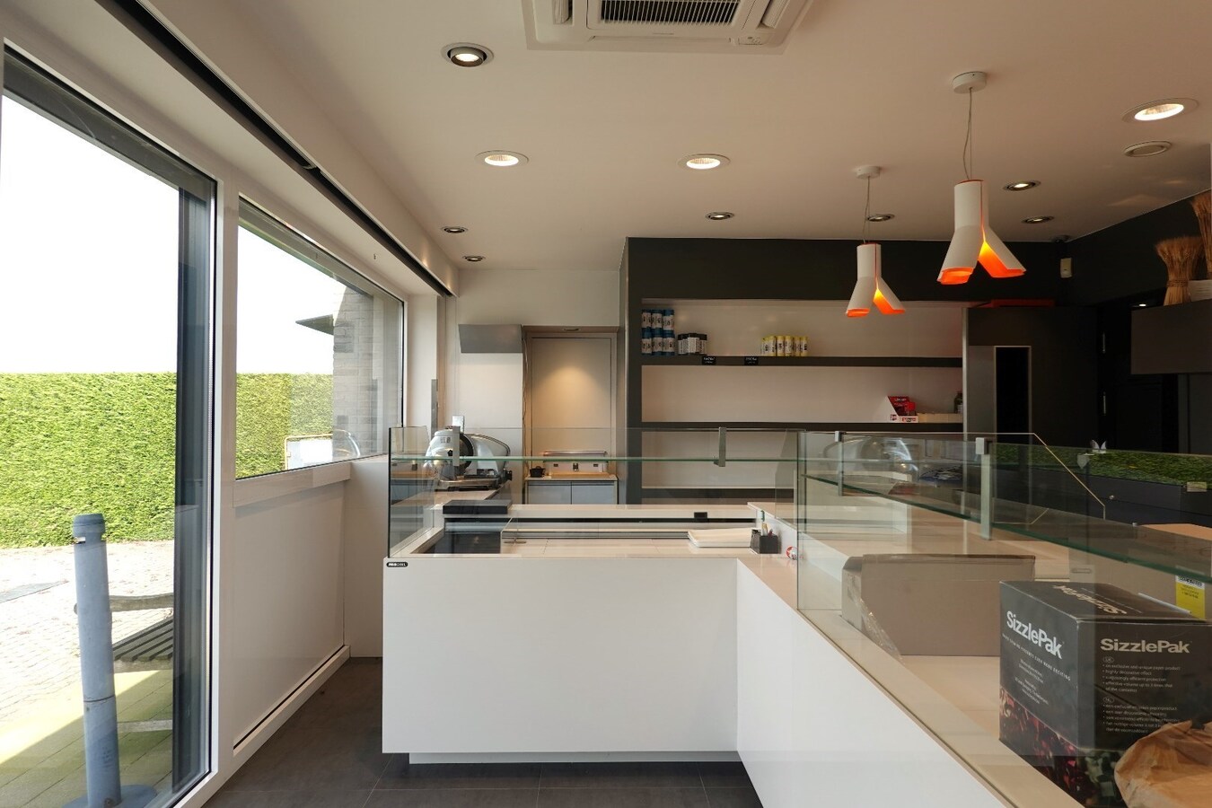 Winkelruimte met woonst op een vlotte bereikbaarheid met prachtig uitzicht te Roksem 